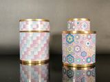 deux petites boîtes décorées, posées sur une table