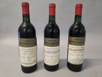 trois bouteilles de vin rouge posées côte à côte sur une table