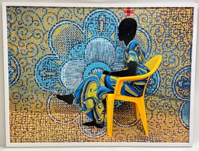 un tableau représentant une femme assise sur une chaise jaune