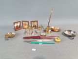 un grand nombre d'objets posés sur une table