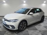 Une Volkswagen Jetta blanche est garée sur un sol à damier.