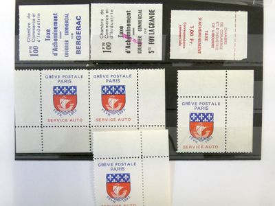 quatre timbres représentant des armoiries, posés sur une table