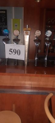 un bar avec plusieurs trophées posés sur le comptoir