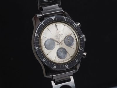une image d'un gros plan d'une montre-bracelet sur une surface noire
