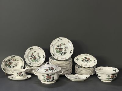un groupe de plats, de tasses et de soucoupes en porcelaine