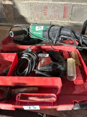 une boîte à outils rouge avec des outils sur le sol
