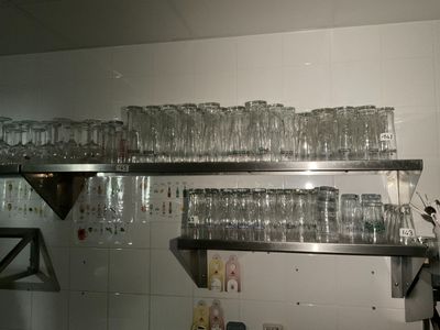 les nombreux verres qui se trouvent sur les étagères de la cuisine
