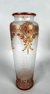 un vase en verre orné d'un motif doré