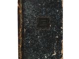 un vieux livre posé sur une surface blanche