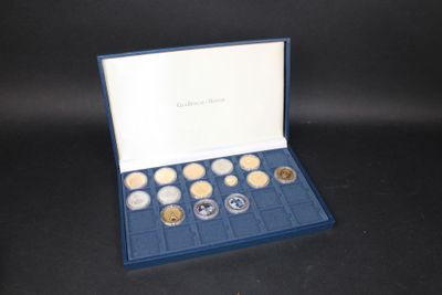 une image représentant une boîte bleue contenant un jeu de six pièces
