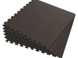 une pile de dalles en mousse noire sur fond blanc
