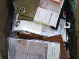 une boîte remplie de vêtements et d'autres objets qui s'y trouvent