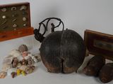 un grand nombre d'objets posés sur une table