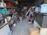 un garage où il y a beaucoup de bric-à-brac
