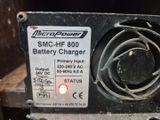un gros plan d'un petit chargeur de batterie posé sur une table