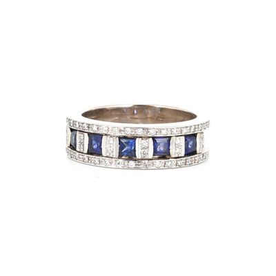 une bague avec une bande sertie de diamants et de saphirs