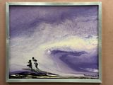tableau violet et blanc représentant deux personnes debout sur une plage, avec une vague en arrière-plan