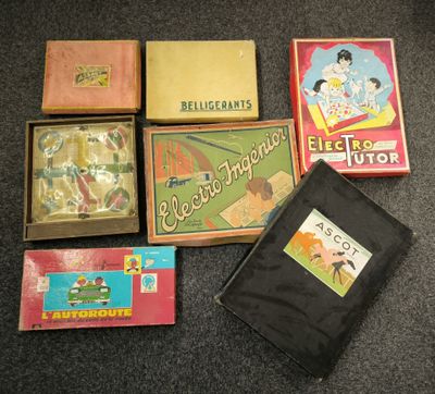 beaucoup de livres et de jeux pour enfants par terre
