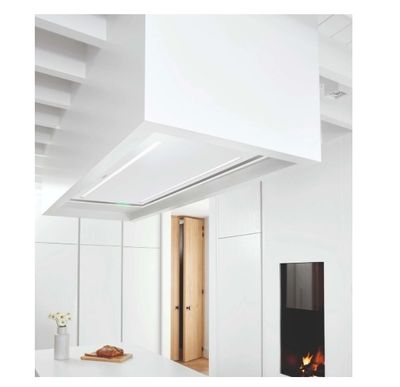 une photo d'une cuisine blanche avec une cheminée et des placards blancs