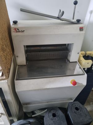 une machine qui se trouve dans le coin d'une pièce