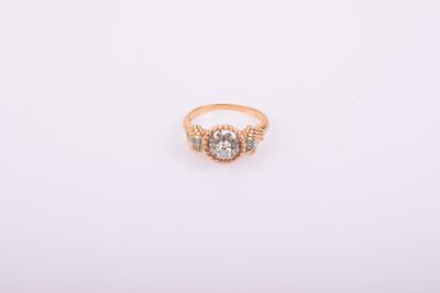 une bague en or sertie de trois diamants