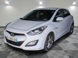 la voiture blanche est garée dans le garage sur le sol en damier