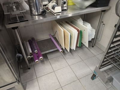 Table en inox avec dosseret et grille d'entrejambe - Photo 1