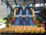 un toboggan aquatique gonflable situé au milieu d'un immeuble