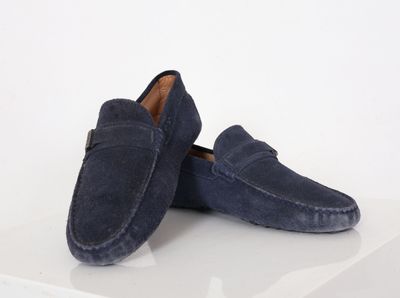 mocassins en daim bleu pour hommes avec boucles sur une surface blanche