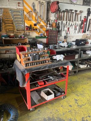 un établi avec des outils dans un garage