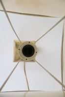Pied de lampe en métal doré, le fût de section carrée et la … (photo 4)