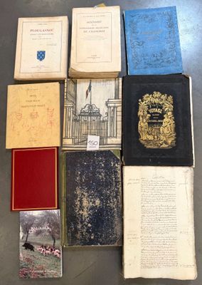 plusieurs vieux livres sont posés sur une table les uns à côté des autres