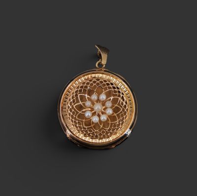 un fermoir en or orné d'un motif floral