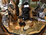 une petite table sur laquelle se trouve une statue de Bouddha