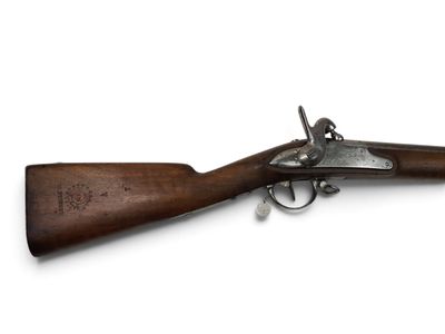 un vieux fusil avec une poignée en bois sur fond blanc