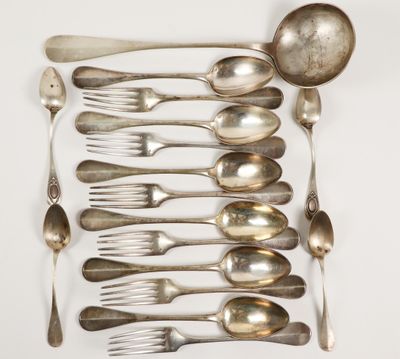 beaucoup de cuillères en argent et de cuillères sur la table