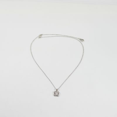 un collier en argent avec un pendentif en diamant blanc monté sur une chaîne en argent
