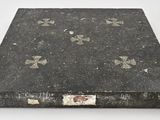un livre noir orné d'un motif floral