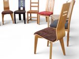 many chairs that are lined up in a circle