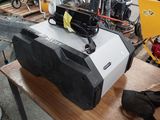 une machine posée sur une table
