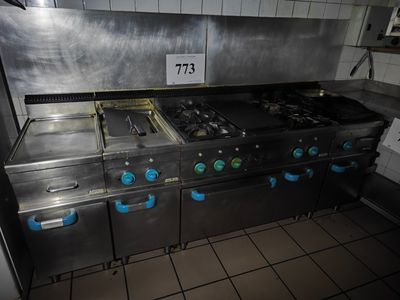 une cuisine équipée de nombreux appareils électroménagers en inox