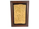 plaque en bois sculptée représentant un groupe d'hommes et de femmes dans une forêt