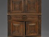 un vieux meuble en bois avec deux portes et deux tiroirs