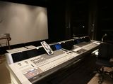 une photo d'une console de mixage dans un studio d'enregistrement