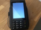 un téléphone portable posé sur une table à côté d'un ordinateur portable