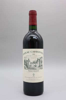 une bouteille de vin rouge posée sur une table blanche