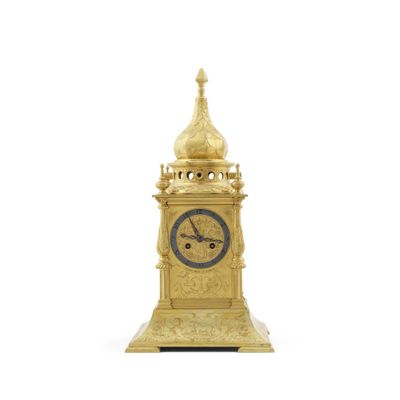 une horloge en or posée sur une table