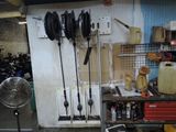 une pièce où se trouvent de nombreux outils et un ventilateur