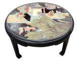 une table noire ornée d'un motif peint
