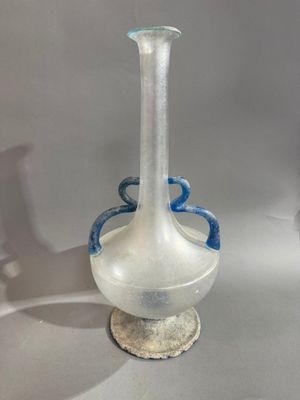 un vase en verre orné d'un serpent bleu